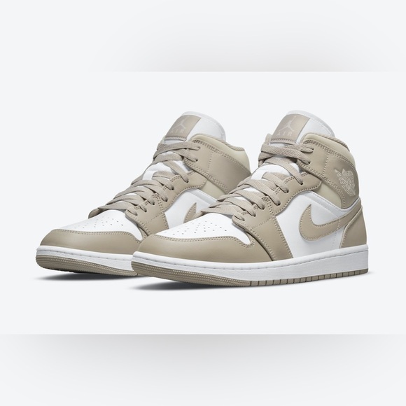 Air Jordan 1 Mid 'Linen' - size US M 7.5 / W 9 - Picture 1 of 12